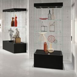 Glasmontre Athene 120 cm, m. 1 hylde