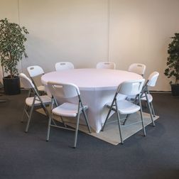 Rundt Klapbord til 8-10 personer.