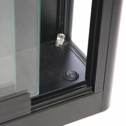 Væghængt glasvitrine Allum, m. LED lys